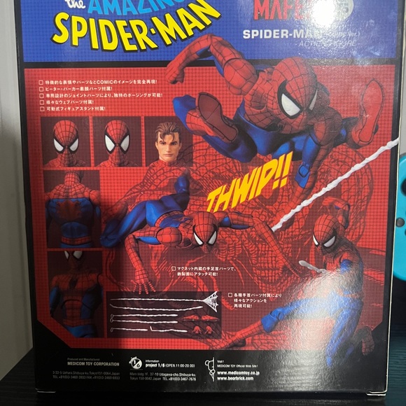 Spider man knock off mafex it has one really loose arms all the hands are there - Picture 2 of 2